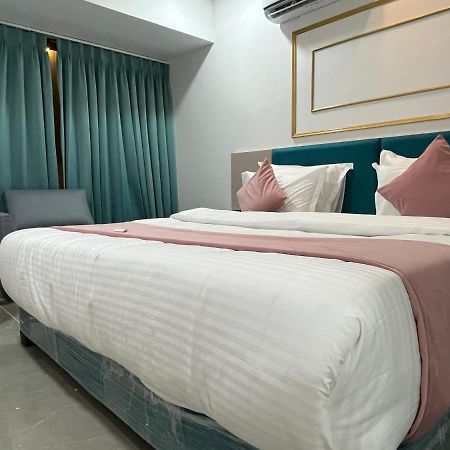סוראט Hotel The Vital מראה חיצוני תמונה