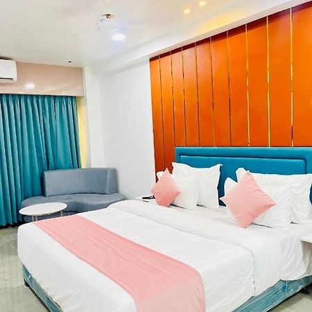 סוראט Hotel The Vital מראה חיצוני תמונה