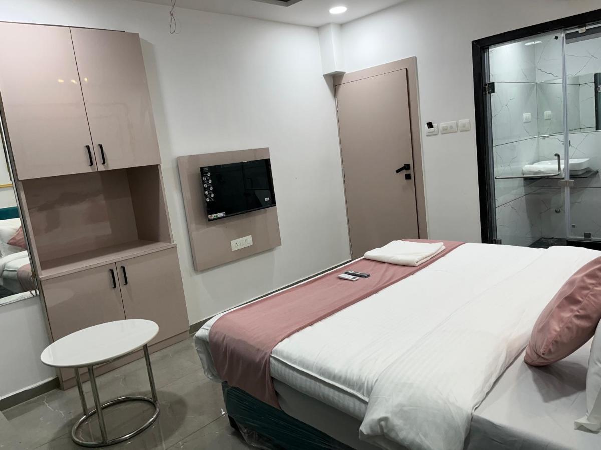 סוראט Hotel The Vital מראה חיצוני תמונה