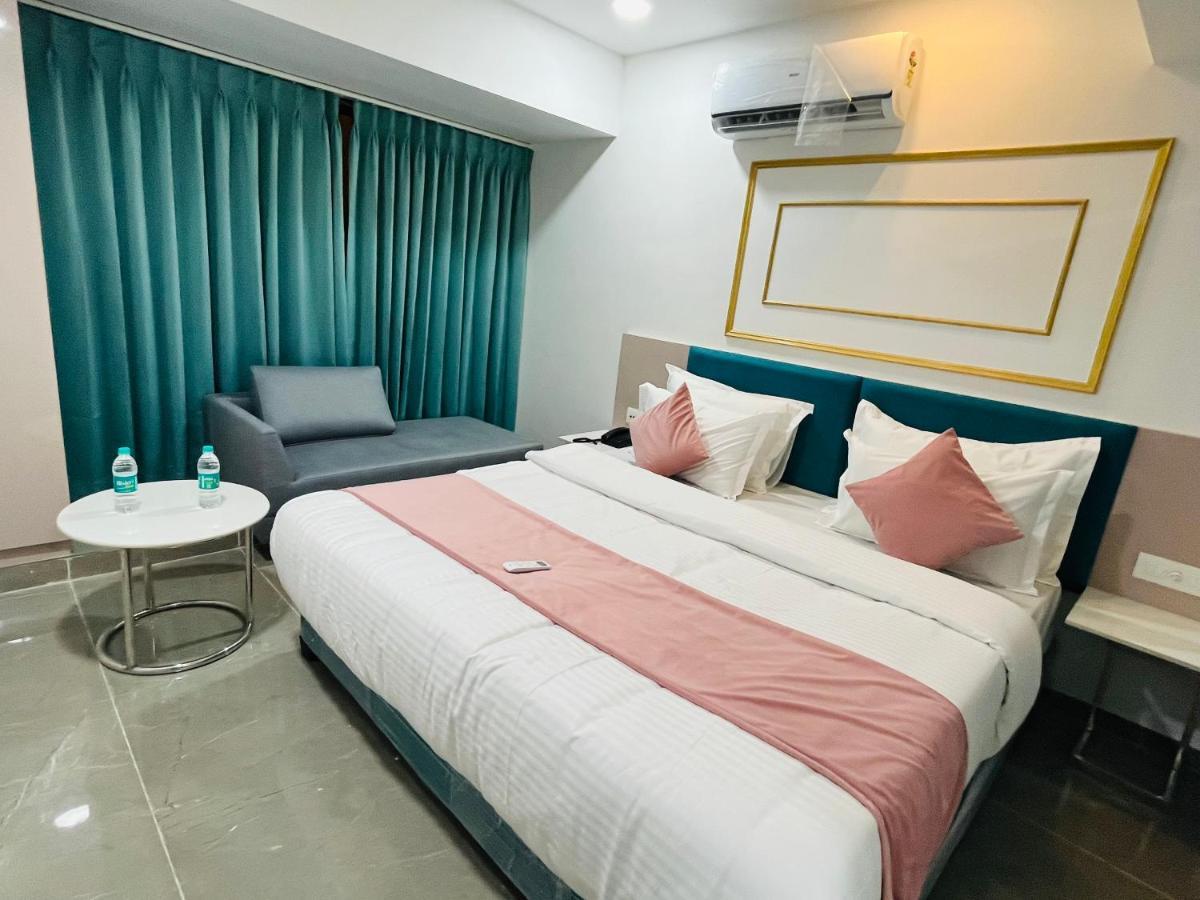 סוראט Hotel The Vital מראה חיצוני תמונה