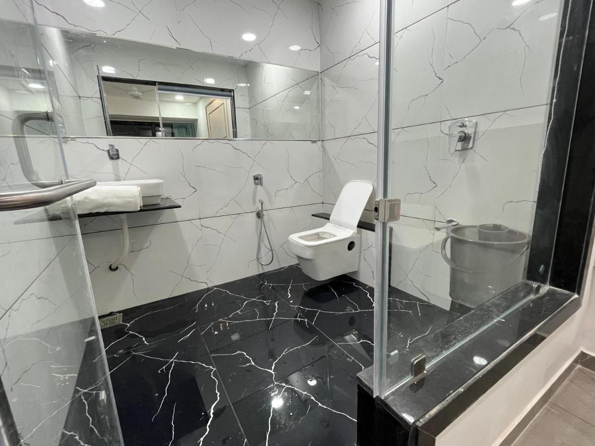 סוראט Hotel The Vital מראה חיצוני תמונה
