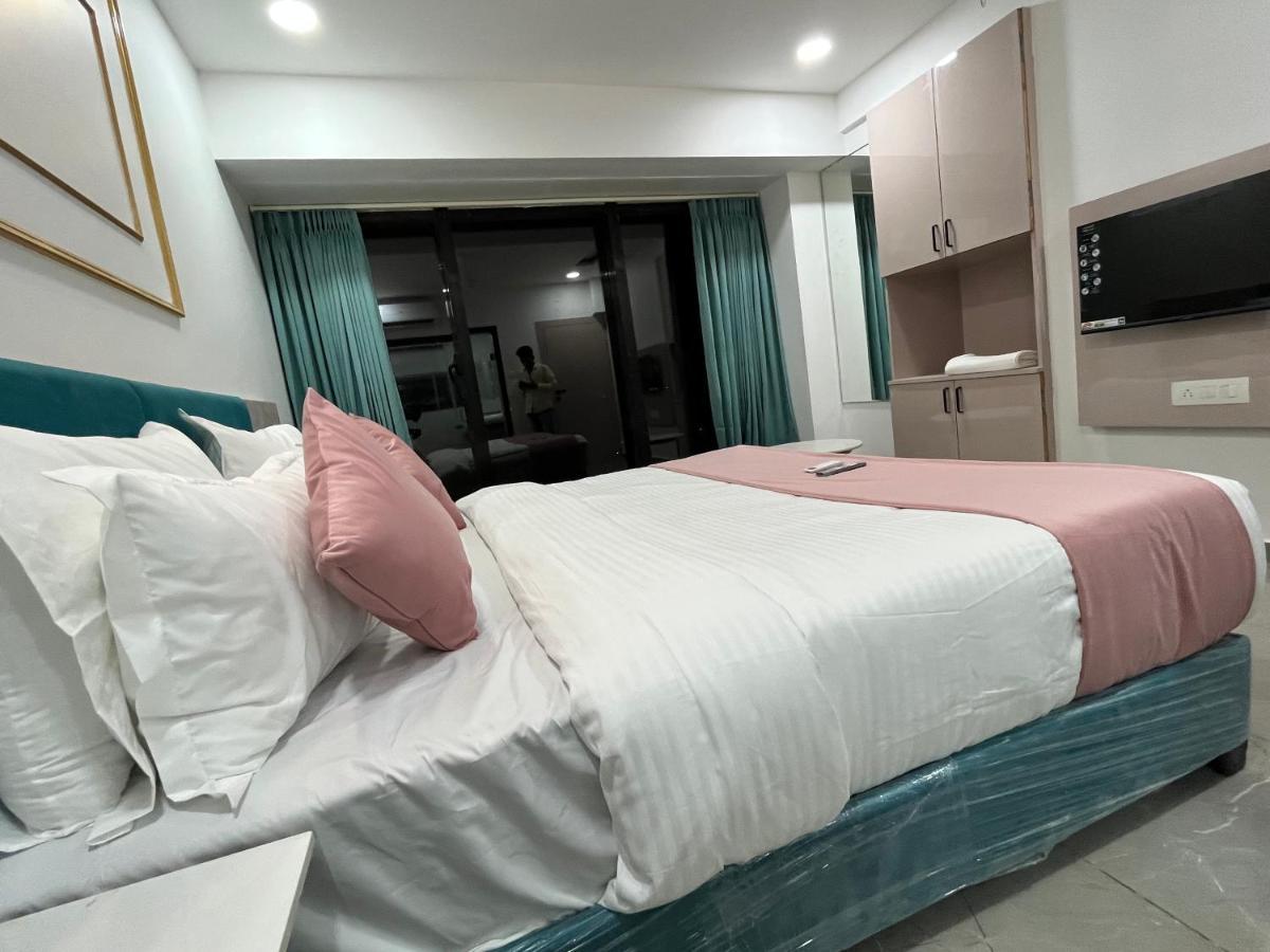 סוראט Hotel The Vital מראה חיצוני תמונה