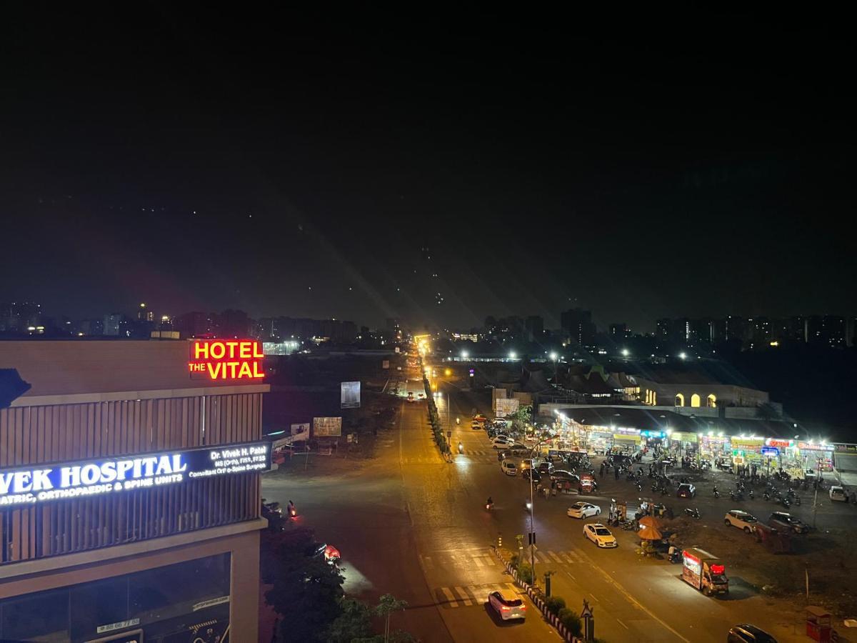 סוראט Hotel The Vital מראה חיצוני תמונה