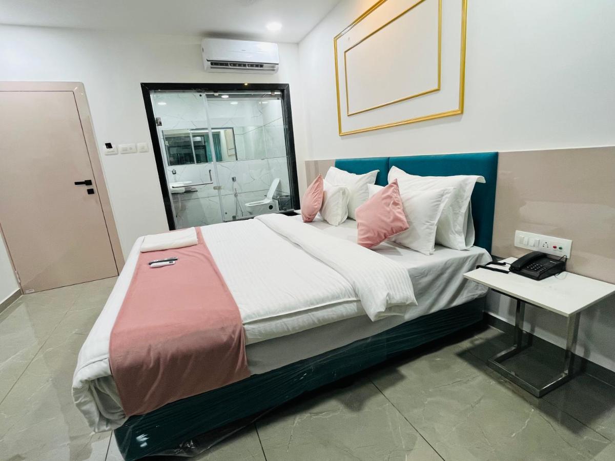 סוראט Hotel The Vital מראה חיצוני תמונה