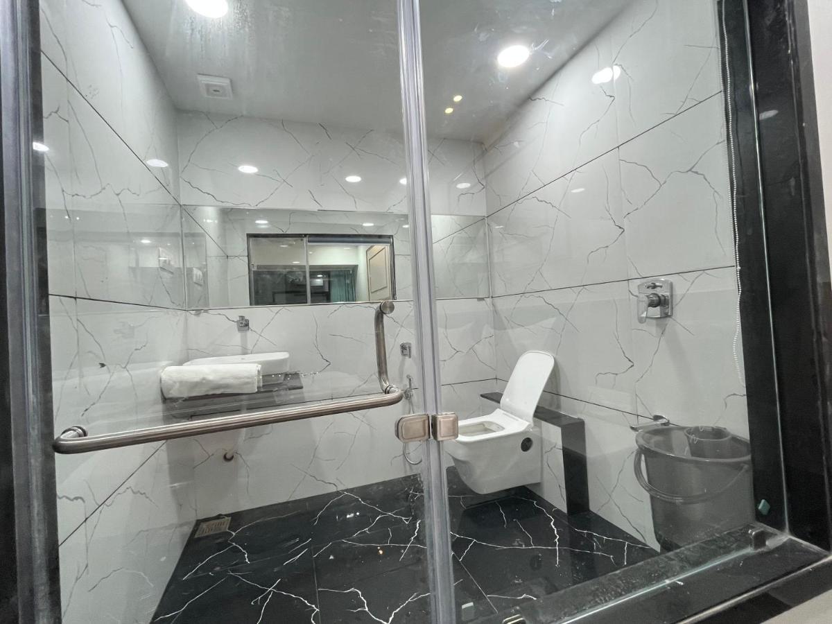 סוראט Hotel The Vital מראה חיצוני תמונה