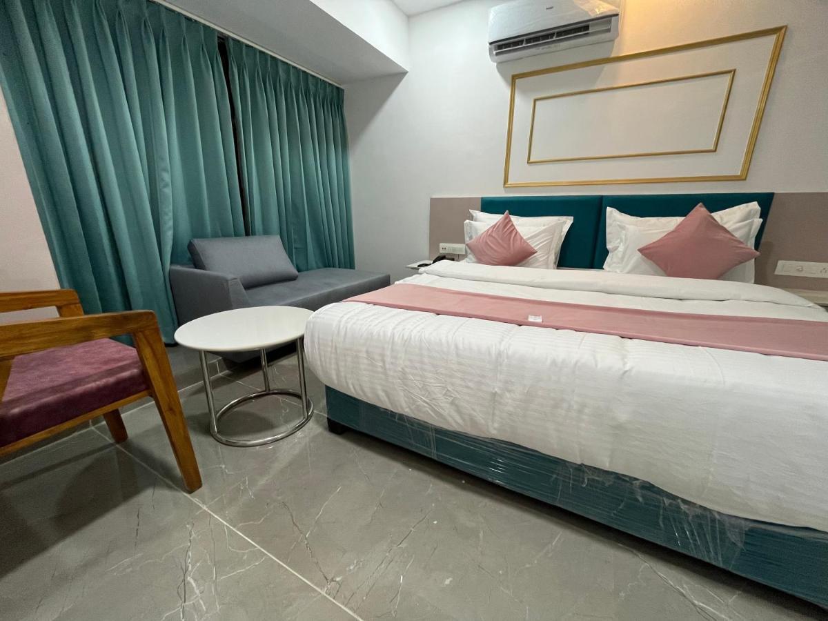סוראט Hotel The Vital מראה חיצוני תמונה