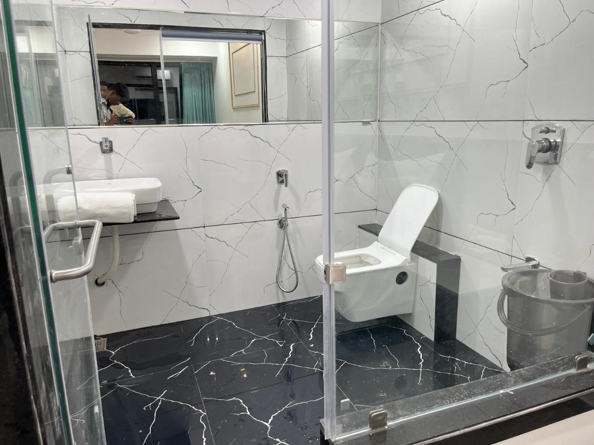 סוראט Hotel The Vital מראה חיצוני תמונה