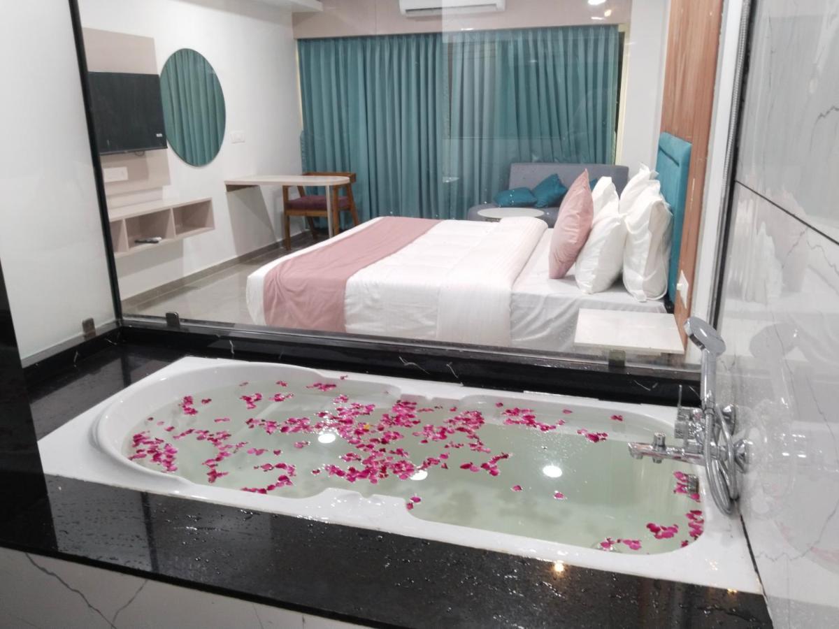 סוראט Hotel The Vital מראה חיצוני תמונה