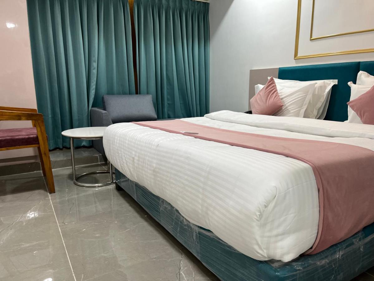 סוראט Hotel The Vital מראה חיצוני תמונה