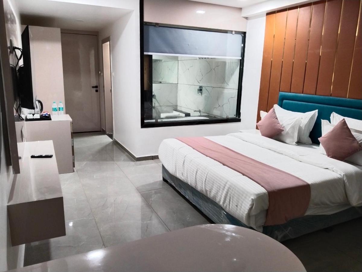 סוראט Hotel The Vital מראה חיצוני תמונה
